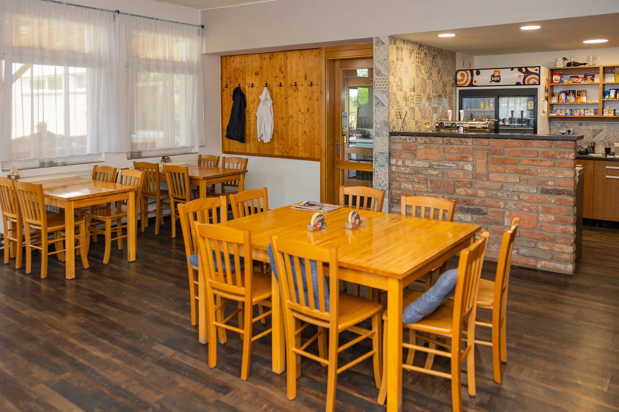 Světlý interiér restaurace se stoly