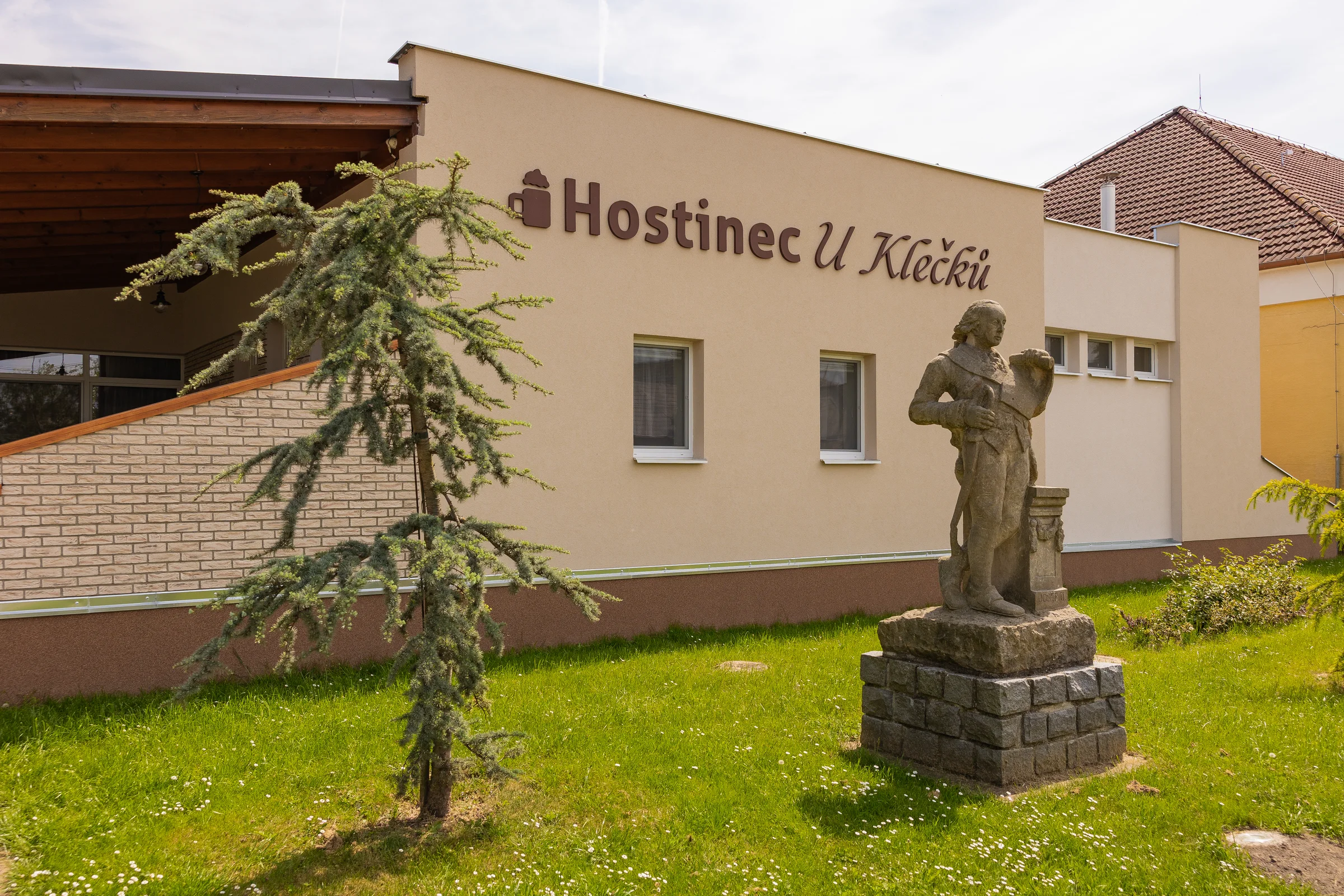 Průčelí Hostince u Klečků v Josefově