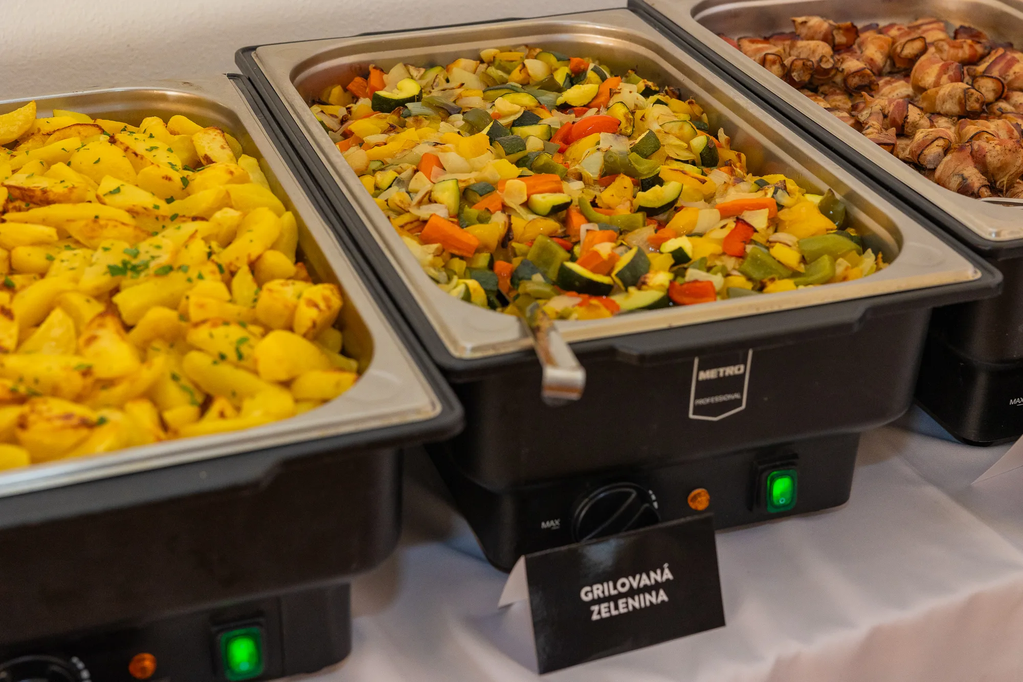 Teplý catering se zeleninou a přílohami